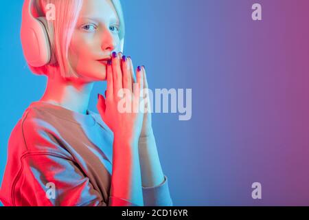 jeune fille malheureuse essayant de réduire son stress et ses émotions négatives, gros plan photo. espace de copie, arrière-plan bleu isolé Banque D'Images