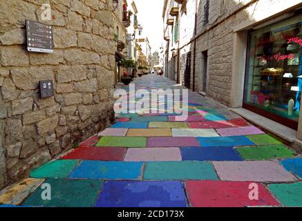 Rue peinte en Tempio Pausania, Sardaigne, Italie Banque D'Images