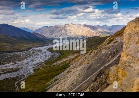 Vue depuis le sommet de la colline de la rivière tressée Marsh Fork et des montagnes environnantes, avec le soleil frappant une montagne en arrière-plan, pendant un été ensoleillé... Banque D'Images