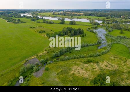 Wolmirstedt, Allemagne. 17 juillet 2020. Zone d'inondation de l'Elbe près de Glindenberg, un quartier de la ville de Wolmirstedt. (Vue aérienne avec drone) Credit: Stephan Schulz/dpa-Zentralbild/ZB/dpa/Alay Live News Banque D'Images