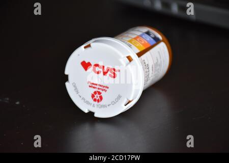 San Antonio, Texas/USA - 25 août 2020:Voir un contenant de médicaments d'ordonnance de CVS Pharmacy avec le bouchon sur. Flacon de pilule CVS avec le nouveau h Banque D'Images