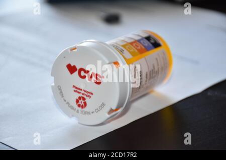 San Antonio, Texas/USA - 25 août 2020:Voir un contenant de médicaments d'ordonnance de CVS Pharmacy avec le bouchon sur. Flacon de pilule CVS avec le nouveau h Banque D'Images