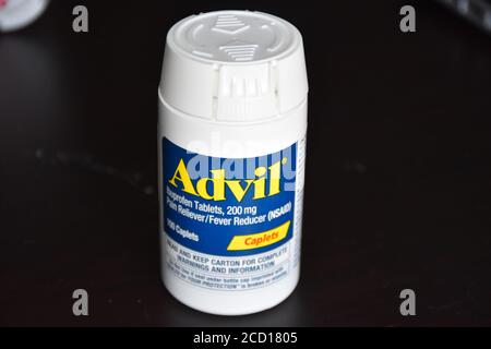 San Antonio, Texas/USA - 25 août 2020 : UNE bouteille d'Advil au-dessus du contre-traitement de la douleur. Analgésique/réducteur de fièvre comprimés de caplets d'ibuprofène NSA Banque D'Images