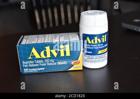 San Antonio, Texas/USA - 25 août 2020 : UNE bouteille d'Advil au-dessus du contre-traitement de la douleur. Analgésique/réducteur de fièvre comprimés de caplets d'ibuprofène NSA Banque D'Images