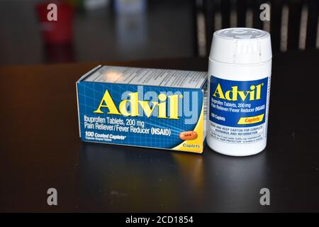 San Antonio, Texas/USA - 25 août 2020 : UNE bouteille d'Advil au-dessus du contre-traitement de la douleur. Analgésique/réducteur de fièvre comprimés de caplets d'ibuprofène NSA Banque D'Images