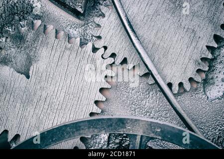 Les pignons et les roues gris argent créent un arrière-plan industriel de steampunk. Banque D'Images