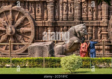 Jeune famille prenant un autoportrait près d'une statue d'un lion au Temple du Soleil de Konark ; État d'Odisha, Inde Banque D'Images