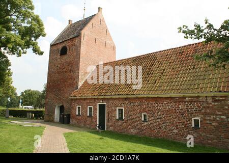 Ezinge.août-16-2020. La tour de l'église d'Ezége et une maison historique dans le village d'Ezége. Pays-Bas Banque D'Images