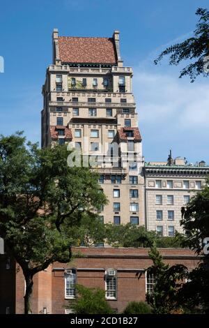 Le bâtiment Co-op Apartment situé au 825 Fifth Avenue a un toit en tuiles rouges, Lenox Hill, NYC., États-Unis Banque D'Images