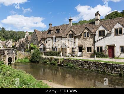 Vieilles maisons en pierre et rivière Bybrook, village « Castle Combe », Wiltshire, Cotswolds, Angleterre, Royaume-Uni Banque D'Images