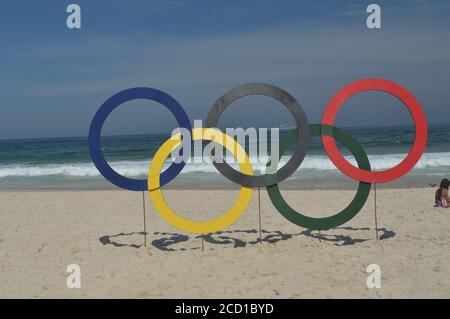 Plage de Copacabana pendant les Jeux olympiques Rio 2016 Brésil olympique logo sur la plage Banque D'Images