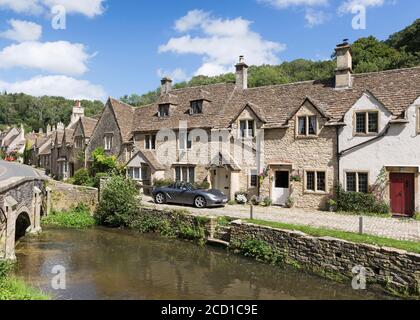 Vieilles maisons en pierre et rivière Bybrook, village « Castle Combe », Wiltshire, Cotswolds, Angleterre, Royaume-Uni Banque D'Images