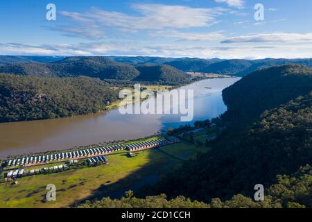 Chalets de vacances le long des rives de la rivière Hawkesbury in Région Nouvelle-Galles du Sud en Australie Banque D'Images