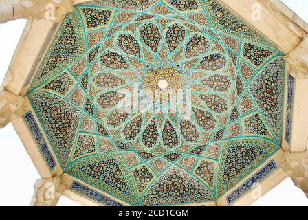 Le beau plafond géométrique avec huit piliers d'un belvédère sur le tombeau du grand poète persan Hafiz du XIVe siècle. Shiraz Iran. Banque D'Images
