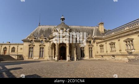 Court au large du château de chantilly, par une journée ensoleillée avec un ciel bleu clair, vue depuis la cour intérieure Banque D'Images