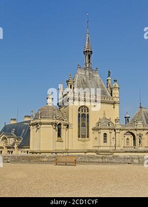 Chapelle du château de chantilly, par une journée ensoleillée au ciel bleu clair Banque D'Images