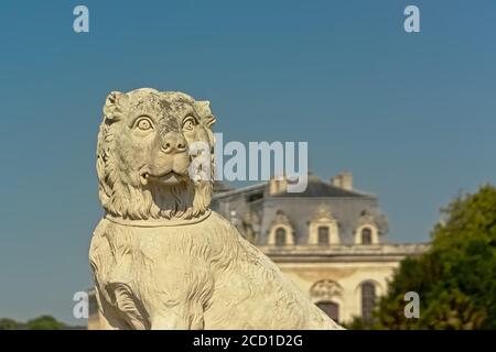 Sculpture de chien de garde, détail du château de chantilly, france, gros plan, mise au point sélective Banque D'Images