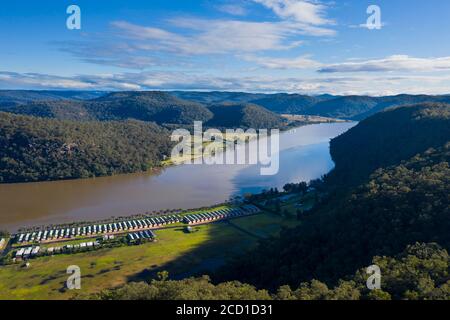 Chalets de vacances le long des rives de la rivière Hawkesbury in Région Nouvelle-Galles du Sud en Australie Banque D'Images