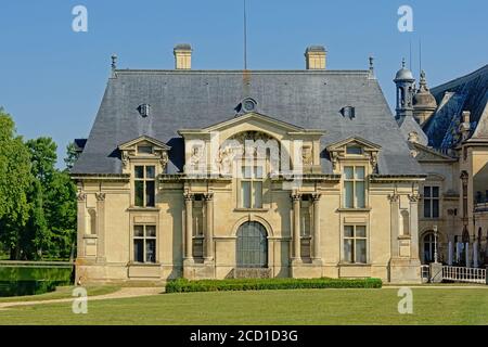 Bâtiment latéral du château de chantilly, par une journée ensoleillée au ciel bleu clair Banque D'Images