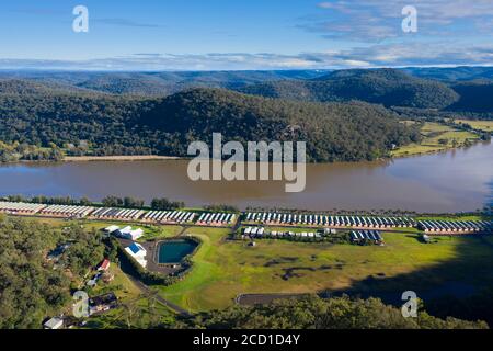 Chalets de vacances le long des rives de la rivière Hawkesbury in Région Nouvelle-Galles du Sud en Australie Banque D'Images