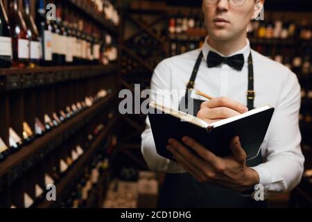 Le sommelier de l'hôtel s'assortira au choix du vin du client Son goût vintage et de donner des échantillons de différentes spécialités dans restaurant Banque D'Images