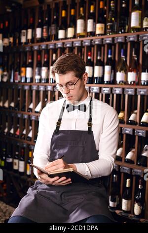 Le sommelier de l'hôtel s'assortira au choix du vin du client Son goût vintage et de donner des échantillons de différentes spécialités dans restaurant Banque D'Images