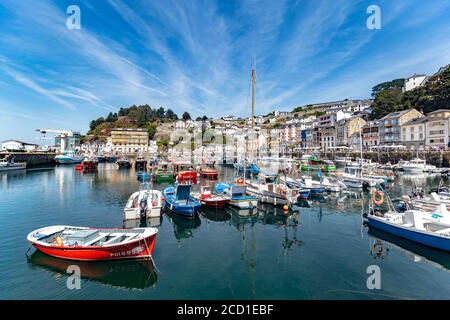 Port de pêche coloré. Luarca. Asturies. Luarca est bien connu pour sa belle architecture, ses paysages, sa gastronomie et ses attractions touristiques. Banque D'Images