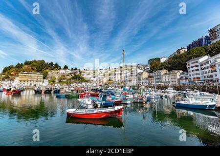 Port de pêche coloré. Luarca. Asturies. Luarca est bien connu pour sa belle architecture, ses paysages, sa gastronomie et ses attractions touristiques. Banque D'Images