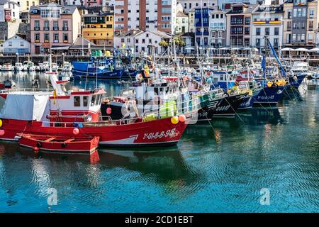 Port de pêche coloré. Luarca. Asturies. Luarca est bien connu pour sa belle architecture, ses paysages, sa gastronomie et ses attractions touristiques. Banque D'Images