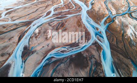 Un fleuve glaciaire d'en haut. Photographie aérienne des cours d'eau des glaciers islandais. Bel art de la nature mère créé en Islande Banque D'Images