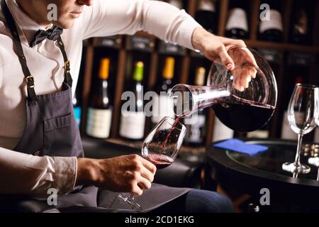 Formation du personnel pour les experts sommeliers. Tout ce qui est nécessaire est l'étiquette du vin, les règles pour acheter du vin pour le client, décanter et verser l'int de vin Banque D'Images