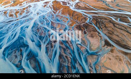Un fleuve glaciaire d'en haut. Photographie aérienne des cours d'eau des glaciers islandais. Bel art de la nature mère créé en Islande Banque D'Images