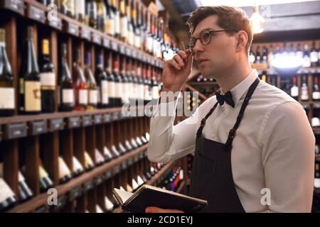 Le sommelier de l'hôtel s'assortira au choix du vin du client Son goût vintage et de donner des échantillons de différentes spécialités dans restaurant Banque D'Images