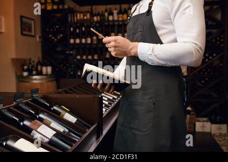 Le sommelier de l'hôtel s'assortira au choix du vin du client Son goût vintage et de donner des échantillons de différentes spécialités dans restaurant Banque D'Images