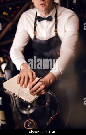 Le sommelier de l'hôtel s'assortira au choix du vin du client Son goût vintage et de donner des échantillons de différentes spécialités dans restaurant Banque D'Images