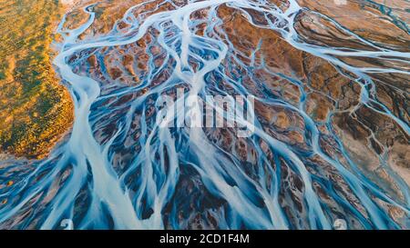 Un fleuve glaciaire d'en haut. Photographie aérienne des cours d'eau des glaciers islandais. Bel art de la nature mère créé en Islande Banque D'Images