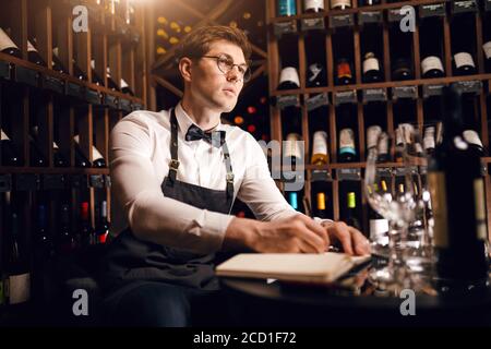 Le sommelier de l'hôtel s'assortira au choix du vin du client Son goût vintage et de donner des échantillons de différentes spécialités dans restaurant Banque D'Images