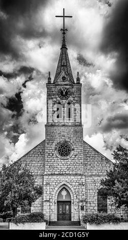 New Braunfels, Texas/USA – 25 2019 mai : vue de face de l'église catholique Saint-Pierre et Paul spectaculaire en noir et blanc Banque D'Images