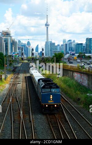 Vue sur la Tour CN, les condominiums et un train via partant du centre-ville de Toronto, Ontario, Canada Banque D'Images