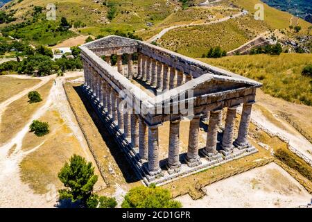 Vue aérienne du Temple de Segesta, juste à l'extérieur d'Alcamo, dans le nord-ouest de la Sicile, en Italie Banque D'Images
