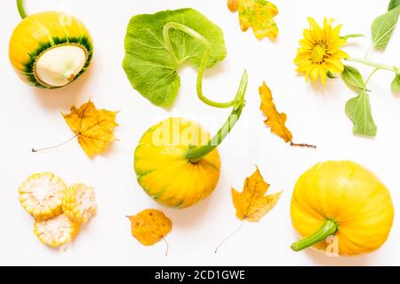 Arrière-plan d'automne avec feuilles et légumes jaunes. Vue du dessus et plat. Banque D'Images