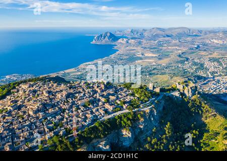 Vue aérienne d'Erice, Sicile, une ville sur une montagne dans le nord-ouest de la Sicile, près de Trapani, Italie, avec une vue sur la réserve naturelle de Monte Cofano en arrière-plan Banque D'Images