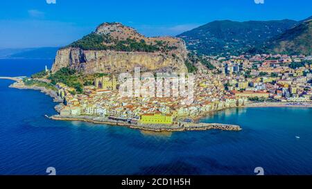 Une vue aérienne de la ville balnéaire de Cefalù, dans le nord de la Sicile, près de Palerme, en Italie Banque D'Images
