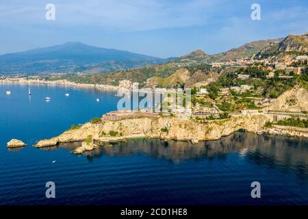 Vue panoramique aérienne de la ville de Taormine et de l'Etna sur la côte est de la Sicile, en Italie Banque D'Images