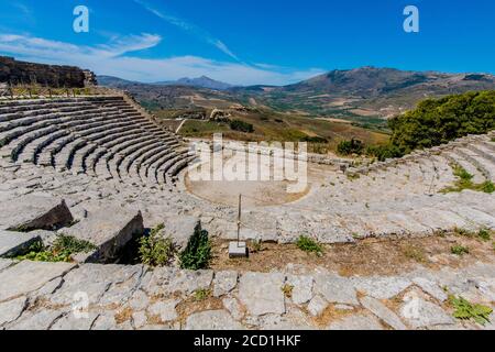 Vue sur le théâtre grec des ruines de Segesta dans le nord-ouest de la Sicile près d'Alcamo, Italie Banque D'Images