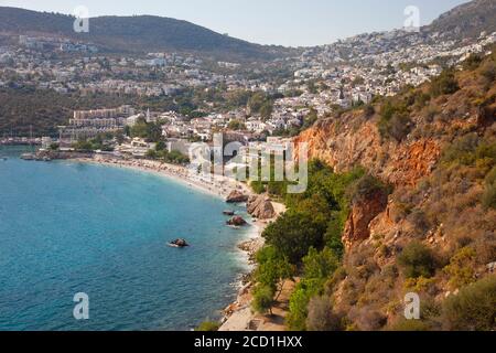 La ville de Kalkan en Turquie a été construite sur le flanc d'une montagne escarpée qui descend vers la mer. Le petit village de pêcheurs original a grandi en taille o Banque D'Images