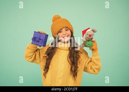 Cordialement. Achetez des cadeaux. École maternelle et scolaire. Concept de magasin de jouets. Fille enfant émotionnel sincère tenir le rat ou le jouet de souris. Bonne enfance. Année symbole rat. Jouet en peluche. Enfant jouer mignon petit jouet. Banque D'Images