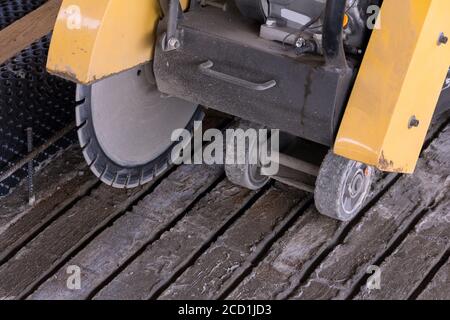 Machine de découpe du béton. Équipements pour le traitement de surfaces en béton. Découpe au diamant de matériaux sur le chantier de construction. Banque D'Images