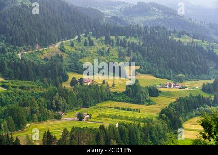 Paysage de montagne à Tesero dans la vallée de Fiemme, Dolomites, Trentin-Haut-Adige, Italie, en été Banque D'Images