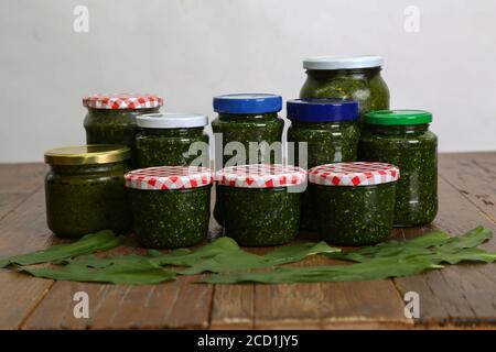 Dose de pesto maison à l'ail sauvage dans des pots en verre avec feuilles d'ail frais sauvages Banque D'Images